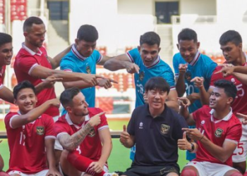 Para punggawa Timnas bersama Shin Tae-jong. [Foto instagram PSSI]