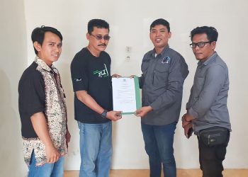 Penyerahan SK kepengurusan oleh Ketua DPD PJS Jambi kepada Ketua DPC PJS Batanghari. [dokumen istimewa]