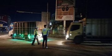 Polisi lalu lintas sedang mengatur arus lau lintas di salah satu persimpangan yang di lalui truk batu bara di Jambi. [dok istimewa]