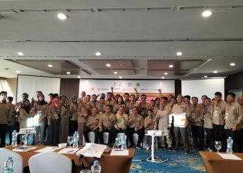 Momen poto bersama Kepala Perwakilan SKK Migas Sumbagsel, Anggono Mahendrawan bersama peserta UKW di BW Luxury Jambi [dok istimewa]