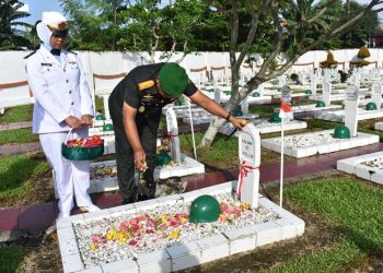 Komandan Korem 042/Gapu Brigjen TNI Supriono.,S.IP., M.M. saat berziarah di TMP Satria Bhakti Kota Jambi [dok dispenad]