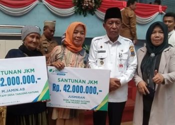 Penyerahan secara Simbolis klaim Jaminan Kematian kepada ahli waris oleh Wakil Gubernur Jambi, Abdulllah Sani [dok Istimewa]
