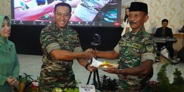 Pemotongan tumpeng saat Syukuran dan Doa Bersama pada Peringatan Hari Juang TNI AD [dok istimewa]