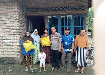Kasi Humas Polres Muarojambi, AKP Amradi, saat menyerahkan bantuan Sembako di rumah warga RT 03, Desa Tunasmudo, Kecamatan Sekernan, Kabupaten Muarojambi. [dok istimewa]