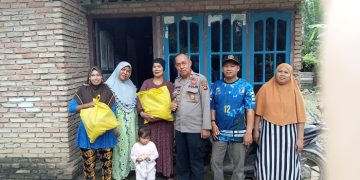 Kasi Humas Polres Muarojambi, AKP Amradi, saat menyerahkan bantuan Sembako di rumah warga RT 03, Desa Tunasmudo, Kecamatan Sekernan, Kabupaten Muarojambi. [dok istimewa]