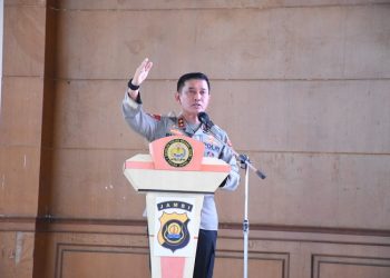 Kapolda Jambi, Irjen Pol Rusdi Hartono, saat memberikan pembekalan kepada siswa SPN di GOR SPN Polda Jambi, Senin (19/12/2022). [dok istimewa]