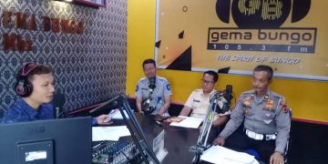 Kepala Jasa Raharja Muarobungo (Doni Firmansyah), Kasubbag Umum Samsat Muarobungo (Syafrizal), dan Kanit Satlantas Polres Bungo (IPTU Agus Ahmad Yaji) saat talk show di Radio Gema Bungo, Kamis (15/12/2022). [Dok Humas Jasa Raharja Jambi]