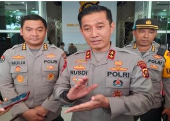 Kapolda Jambi, Irjen Pol Rusdi Hartono, didampingi Karo Ops Polda Jambi, Kombes Pol Feri Handoko, dan Kabid Humas Polda Jambi, Kombes Pol Mulia Prianto, usai rapat koordinasi lintas sektoral di Rumah Dinas Gubernur Jambi, Rabu (21/12/2022). [Humas Polda Jambi]