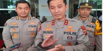 Kapolda Jambi, Irjen Pol Rusdi Hartono, didampingi Karo Ops Polda Jambi, Kombes Pol Feri Handoko, dan Kabid Humas Polda Jambi, Kombes Pol Mulia Prianto, usai rapat koordinasi lintas sektoral di Rumah Dinas Gubernur Jambi, Rabu (21/12/2022). [Humas Polda Jambi]