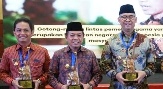 Al Haris terima Anugerah Revolusi Mental 2022 yang diserahkan Wapres Ma'ruf Amin, Rabu (21/12) [Dok Diskominfo]
