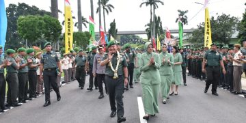 Jenderal TNI Dudung Abdurachman, didampingi Rahma Dudung Abdurachman saat meresmikan Museum Jayakarta dan serta tiga gedung hasil renovasi, Rabu (21/12/2022). [Foto Dispenad]