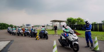 Para duta safety riding melakukan kalibrasi kemampuan berkendara pada gelaran Safety Riding Camp 2022 yang diselenggarakan di Astra Honda Motor Safety Riding & Training Center (AHM SRTC), Cikarang – Jawa Barat (19-21/12. [Foto AHM]