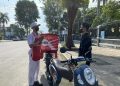 Mekanik AHASS saat memperbaiki memperbaiki sepeda motor konsumen. [Dok Sinsen]