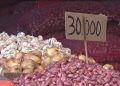 Harga bawang merah di Pasar Angso Duo Jambi, Jumat (23/12/2022). [Foto Misbah]