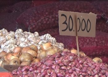Harga bawang merah di Pasar Angso Duo Jambi, Jumat (23/12/2022). [Foto Misbah]