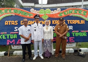 Kepala Desa (Kades) Lagan Tengah terpilih, Asrofin foto bersama saat pelantikan dan pengambilan sumpah kepala desa Kabupaten Tanjab Timur, Jumat (23/12/202). [Foto Misbah]