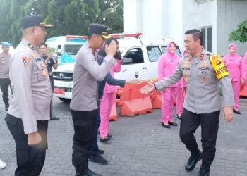 Kapolda Jambi disambut Kapolres Muarojambi saat melakukakan pengecekan pos pengamanan Nataru pintu gerbang perumahan Citra Raya City, Kematan Jambi Luar Kota (Jaluko), Kabupaten Muarojambi, Sabtu (24/12/2022). [foto: Humas Polda Jambi]
