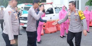 Kapolda Jambi disambut Kapolres Muarojambi saat melakukakan pengecekan pos pengamanan Nataru pintu gerbang perumahan Citra Raya City, Kematan Jambi Luar Kota (Jaluko), Kabupaten Muarojambi, Sabtu (24/12/2022). [foto: Humas Polda Jambi]