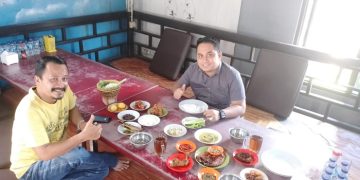 Wakil Ketua Bidang Organisasi dan Kaderisasi, Zulfahri nanda Putra bersama Ketua Saksi dan Kader Partai Perindo Kota Jambi, Antoni dalam jamuan makan siang bersama di Rumah Makan Haji Munir, Sabtu (24/12/2022). [Foto: Charles/Aurduri.com]