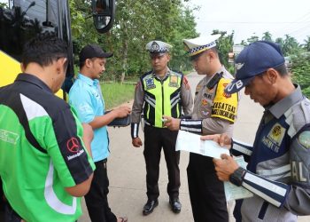 Petugas gabungan di Tanjab Timur saat melakukan pemerinsaan terhadap salah satu sopir yang melintas di jalur utama akses keluar dan masuk Kabupaten Tanjab Timur, Sabtu (24/12/2022). [dok Alamsyah]