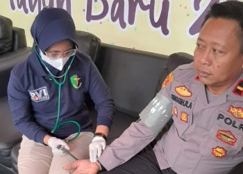Personel Biddokkes Polda Jambi saat mengecek kondisi kesehatan salah satu personel Operasi Lilin 2022 di Kota Jambi, Minggu (25/12/2022). [Foto Humas Polda Jambi]