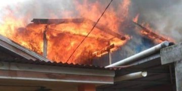 Api yang membesar dan membakar rumah warga di Kelurahan Patunas, Kecamatan Tungkal Ilir, Kabupaten Tanjab Barat, Minggu (25/12/2022). [dok Reza/Aurduri]