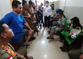 Tim gabungan melakukan penertiban dan penegakan peraturan daerah dalam wilayah Kota Jambi, Senin sore (26/12/2022). [dok Reza/Aurduri.com]