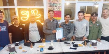 Penyerahan SK DPC PJS Tanjab Barat oleh Ketua DPD PJS Jambi di Kualatungkal, Senin malam (26/12/2022). [Foto Wahyu Jati/Aurduri.com]
