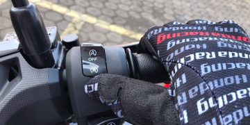 Tombol Idling Stop yang terdapat di sepeda motor Honda. [Foto sinsen]