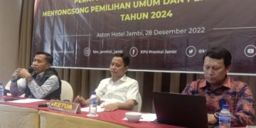 Apnizal (kiri), Subhan dan Parmin sosialisasi peraturan dan JDIH di Aston Hotel, Rabu (27/12). [Foto: Reza/Aurduri.com]