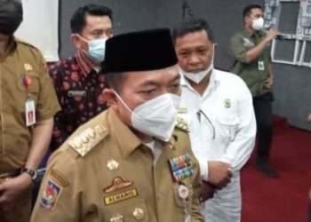 Gubernur Al Haris saat diwawancarai awak media [dok Reza/Aurduri.com]