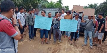 Aksi pemblokiran jalan dari arah blok D Kecamatan Geragai menuju Kecamatan Mendahara Ilir, Kabupaten Tanjab Timur. [dok Firdaus]