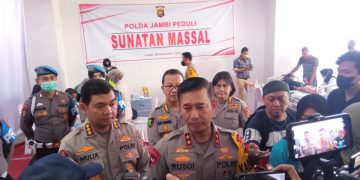 Kapolda Jambi, Irjen Pol Rusdi Hartono, saat diwawancara awak media setelah meninjau kegiatan sunatan masal di Rumah Sakit Bhayangkara Jambi. [Foto Aurduri.com/Ega]