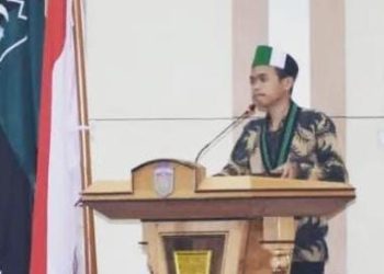 Ketua HMI Cabang Kerinci - Sungaipenuh, Ekten Deaf Pariske ketika membuka Rapat Anggota Komisariat (RAK) Syariah IAIN Kerinci pada Minggu (25/12/2022). [Foto Aurduri.com/Wahyu]