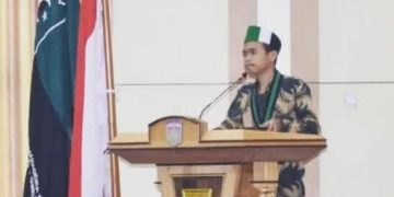 Ketua HMI Cabang Kerinci - Sungaipenuh, Ekten Deaf Pariske ketika membuka Rapat Anggota Komisariat (RAK) Syariah IAIN Kerinci pada Minggu (25/12/2022). [Foto Aurduri.com/Wahyu]