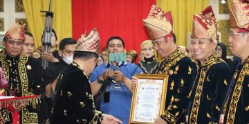 Kapolda Jambi saat menerima penyematan pin dan pengukuhan Pembina LAM Jambi. [Foto Humas Polda Jambi]