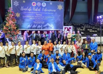 Dewan Pengurus Daerah Gamki Provinsi Jambi dan Gamki Kota Jambi berfoto bersama saat Ibadah Natal Oikumene 2022, di GOR Kotabaru, Kota Jambi, Kamis (29/12/2022). [Foto Aurduri.com/Charles]