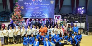 Dewan Pengurus Daerah Gamki Provinsi Jambi dan Gamki Kota Jambi berfoto bersama saat Ibadah Natal Oikumene 2022, di GOR Kotabaru, Kota Jambi, Kamis (29/12/2022). [Foto Aurduri.com/Charles]