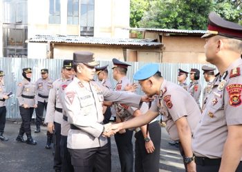 Kapolda Jambi Irjen Pol Rusdi Hartono, mengucapkan selamat kepada pada personel yang naik pangkat, Sabtu (31/12/2022). [Foto Humas Polda Jambi]