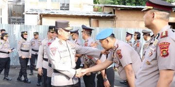Kapolda Jambi Irjen Pol Rusdi Hartono, mengucapkan selamat kepada pada personel yang naik pangkat, Sabtu (31/12/2022). [Foto Humas Polda Jambi]