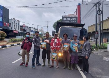 Organisasi pers PJS Kota Pangkalpinang dan KBO Babel menyalurkan bantuan beras kepada masyarakat yang membutuhkan, Sabtu (31/12/2022). [Foto PJS Pangkalpinang]