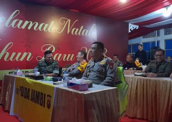 Kapolda Jambi terlihat mengobrol santai bersama Danrem 042/Gapu sebelum zoom meeting Operasi Lilin 2022 dimulai, Sabtu malam (31/12/2022). [Foto Hajrin Ferbrianto]