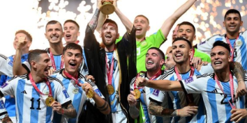 Timnas Argentina merayakan angkat trofi Juara Piala Dunia 2022 [foto: IG Timnas Argentina]