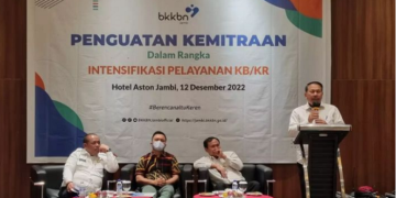 Kepala Biro Umum dan Hubungan Masyarakat BKKBN, Drs.Putu Riyatno, M.Kes saat memberikan sambutan [dok instagram @herlambangdr]