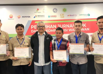 Poto peserta UKW bersama Penguji Lembaga Pers Dr. Soetomo [dok istimewa]