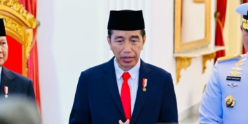 Presiden Joko Widodo menyampaikan sejumlah arahan kepada Panglima TNI Laksamana Yudo Margono yang baru saja dilantik pada Senin, 19 Desember 2022, di Istana Negara Jakarta. [Foto: BPMI Setpres]