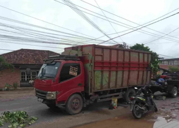 Satu unit truk angkutan batubara yang diketahui berasal dari Kecamatan Sungai Gelam, Kabupaten Muaro Jambi itu mengalami kerusakan di bahu jalan, sehingga mengakibatkan arus lalulintas tidak lancar, Kamis (19/1/2023). [dok Aurduri.com/Deni]