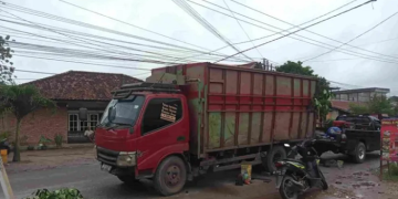 Satu unit truk angkutan batubara yang diketahui berasal dari Kecamatan Sungai Gelam, Kabupaten Muaro Jambi itu mengalami kerusakan di bahu jalan, sehingga mengakibatkan arus lalulintas tidak lancar, Kamis (19/1/2023). [dok Aurduri.com/Deni]