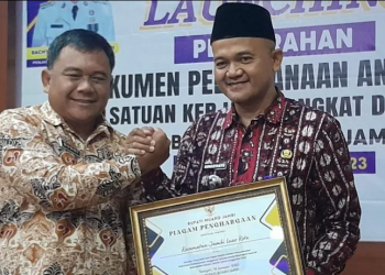 Camat Jambi luar kota, Suharyanto terima penghargaan dari Pj Bupati Muaro Jambi di halaman Aula Rumah Dinas Bupati Muaro Jambi, Kamis (19/01/2023). [dok Aurduri.com/Deni]