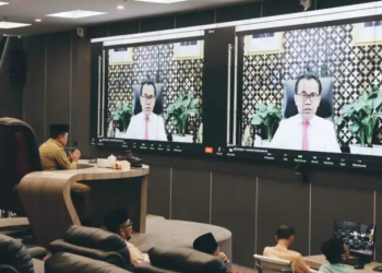 Gubernur Jambi mengikuti Rapat secara Virtual Bersama Kementerian Dalam Negeri RI dan Kementerian Kesehatan RI dalam rangka Pencabutan Pemberlakukan Pembatasan Kegiatan Masyarakat (PPKM), yang berlangsung di ruang Jambi Data Analtitik Centre (JDAC) Kantor Gubernur Jambi, Senin (02/01/2023). [Dok Kominfo Provinsi Jambi]